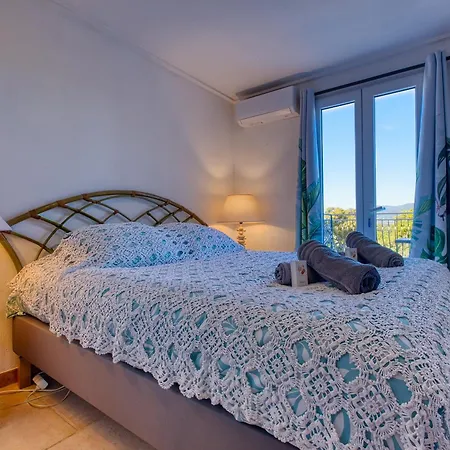 Villa Avec Vue Dans Le Golfe De Saint Tropez, à 15 Min à Pied, Calme Et Nature
