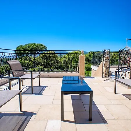 Villa Avec Vue Dans Le Golfe De Saint Tropez, à 15 Min à Pied, Calme Et Nature *