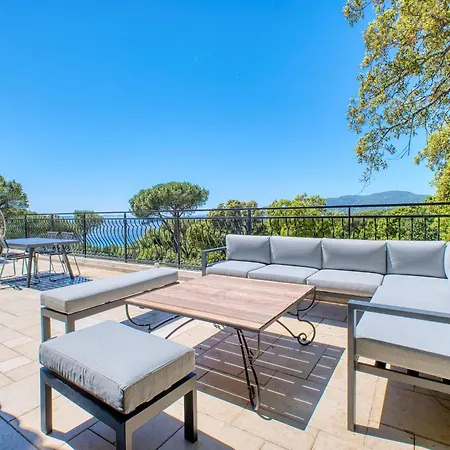 Villa Avec Vue Dans Le Golfe De Saint Tropez, à 15 Min à Pied, Calme Et Nature
