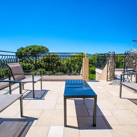 Villa Avec Vue Dans Le Golfe De Saint Tropez, à 15 Min à Pied, Calme Et Nature *